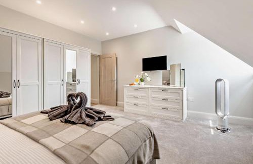 Southbourne Apartment | SOBO Loft Sleek Southbourne 2-Bedroom Apartment Close to SOBO Beach