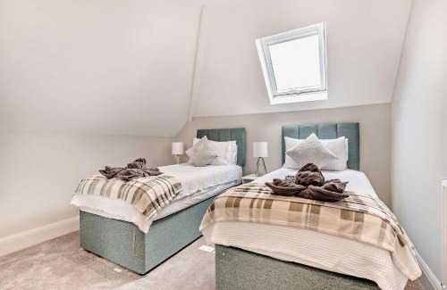 Southbourne Apartment | SOBO Loft Sleek Southbourne 2-Bedroom Apartment Close to SOBO Beach
