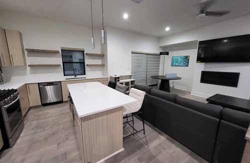 Oak Cliff House | Social House w/Rooftop Deck, King Bed & 2-car garage parking!