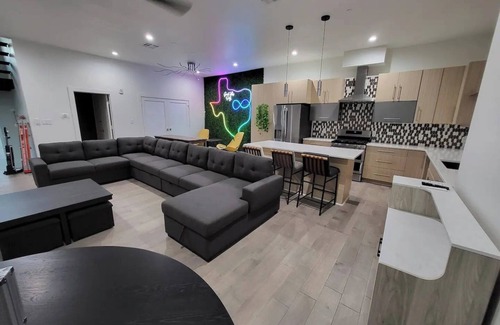 Oak Cliff House | Social House w/Rooftop Deck, King Bed & 2-car garage parking!