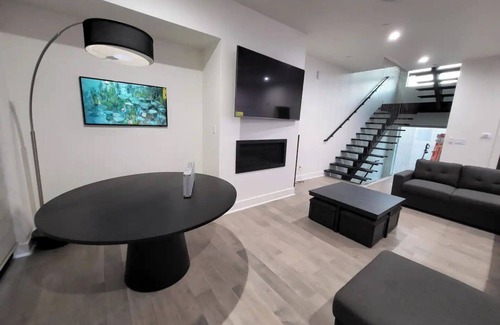 Oak Cliff House | Social House w/Rooftop Deck, King Bed & 2-car garage parking!