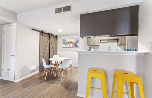 Pleasant Valley Apartment | SoCo 2BR corner suite, king bed, fast WiFi