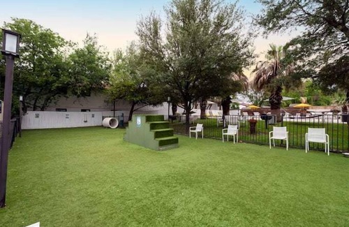 Pleasant Valley Apartment | SoCo 2BR cozy suite, king bed, fast WiFi