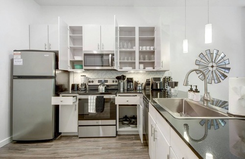 Travis Heights Apartment | SoCo Austin Stay - Walk to DT, Free Parking, Pool, Gym, Best Location