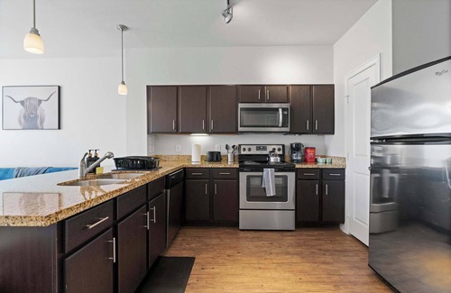 South Congress Apartment | SOCO Cozy Comfy | Pool + Gym + Racquetball + Laundry + Pkg