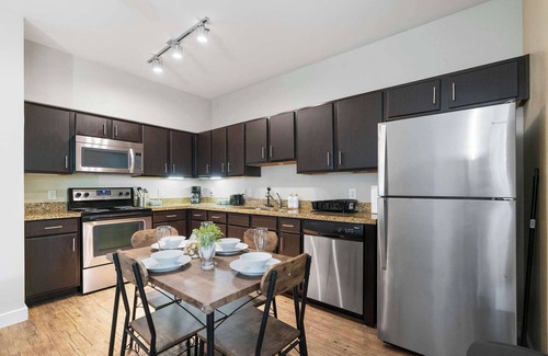 South Congress Apartment | SOCO Cozy Lavish Loft | Pool + Gym + Racquetball + Laundry + Pkg