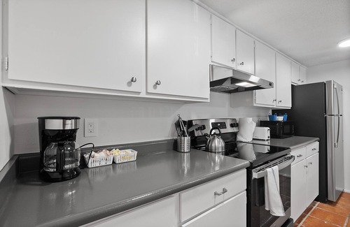 Bouldin Apartment | SOCO FUN HOUSE |Sleeps 10 |Free Pkg |Downtown