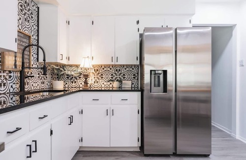 East Congress House | SoCo Getaway 🌟 3BR/4 Beds 🏊‍♀️ Cowboy Pool ❤️ 5 min to Downtown/SoCo