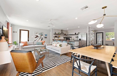 Galindo House | SoCo Groovy - Large Groups {New to Vrbo}