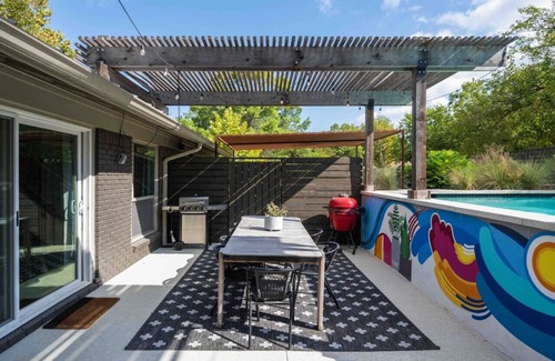 Greater South River City Apartment | SoCo Oasis | Pool + Hot Tub | Heart of ATX