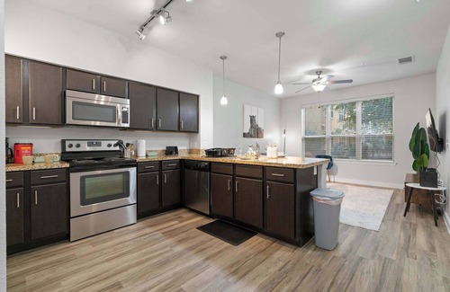 South Congress Apartment | SOCO Urban Escape | Pool + Gym + Racquetball + Laundry + Pkg