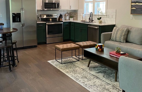Fayetteville Cottage | SoFay Cottage on College - Walkable to U of A and Downtown Square.
