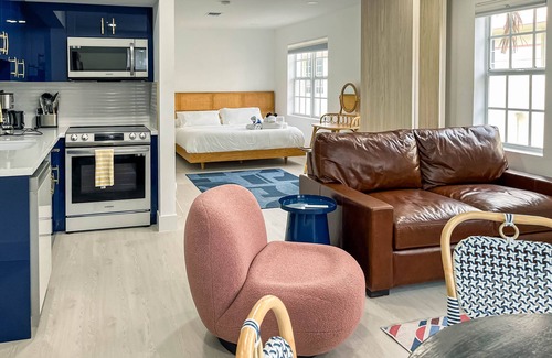 South Pointe Condo | SOFI Easy Walk to Beach, Grill, Pool & More!
