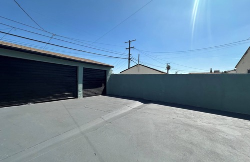 Los Angeles Apartment | Sofi Kia forum , intuit , One bedroom home Los Angeles upstairs left