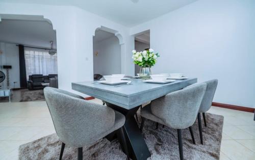 Kisumu House | Sofitel Executive 3 bedrooms all rooms ensuite own compound