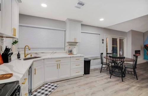 Clodine House | SoHo Retreat-5BRS home-Pool Patio Deck-Houston