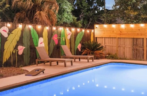 Clodine House | SoHo Retreat-5BRS home-Pool Patio Deck-Houston