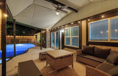 Clodine House | SoHo Retreat-5BRS home-Pool Patio Deck-Houston