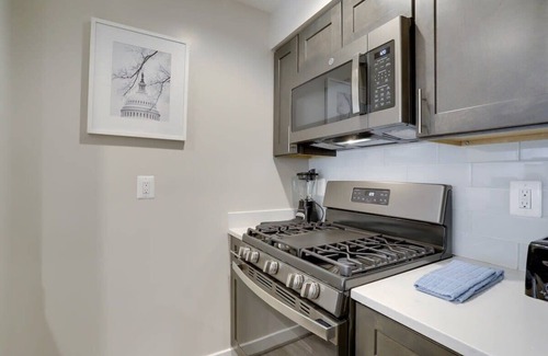 Radnor - Fort Myer Heights Apartment | Sojourn | Courtland Towers | 1 BR w/Pickleball Court