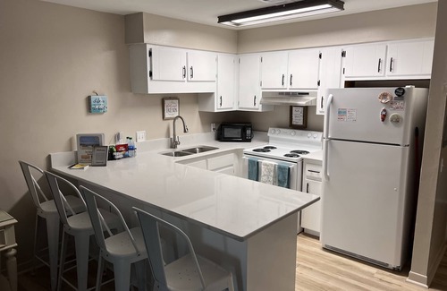 El Centro Beach Condo | Sol Seeker☀️2 bed 2 bath |Close to Beach🏖Large Deck🌴Beautiful Pool | Privacy