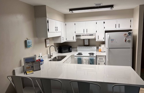 El Centro Beach Condo | Sol Seeker☀️2 bed 2 bath |Close to Beach🏖Large Deck🌴Beautiful Pool | Privacy