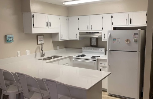 El Centro Beach Condo | Sol Seeker☀️2 bed 2 bath |Close to Beach🏖Large Deck🌴Beautiful Pool | Privacy