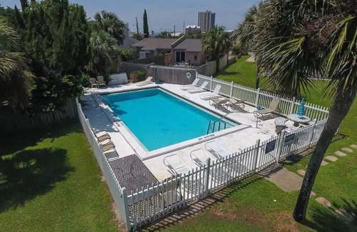 El Centro Beach Condo | Sol Seeker☀️2 bed 2 bath |Close to Beach🏖Large Deck🌴Beautiful Pool | Privacy