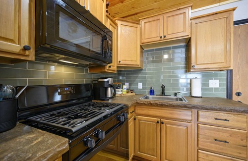 Broken Bow Cabin | “Sol Shack” Hot tub! Pet Friendly! Central to Hochatown, state park, and river!