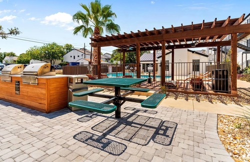 South Lamar Apartment | SoLa cozy 1BR king suite close to DT w/ pool