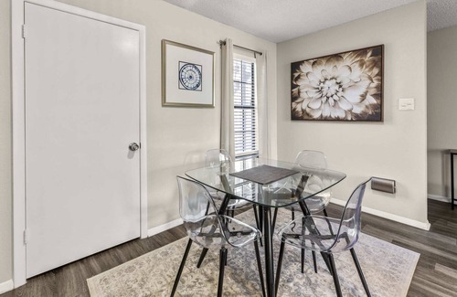 South Lamar Apartment | SoLa cozy 1BR king suite close to DT w/ pool