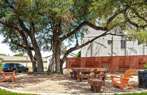 South Lamar Apartment | SoLa cozy 1BR king suite close to DT w/ pool