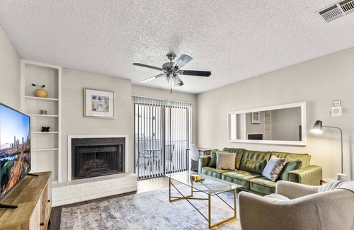 South Lamar Apartment | SoLa cozy 1BR king suite close to DT w/ pool