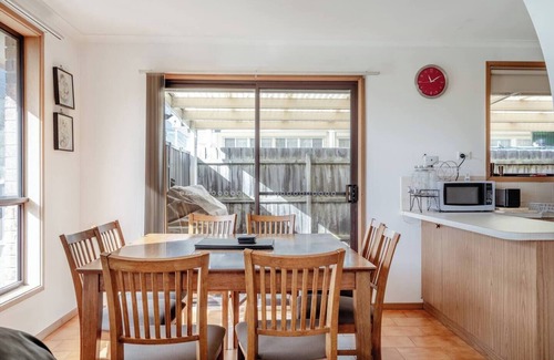 Dromana House | Solanders Retro Residence By the Beach Group Stay