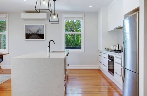 Mount Albert House | Solara Executive Villa with Air-Con and Backyard