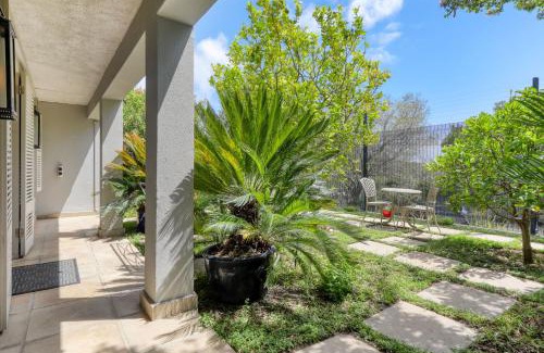 Cape Town City Centre Apartment | Solar Power French Country Cottage on Table Mountain
