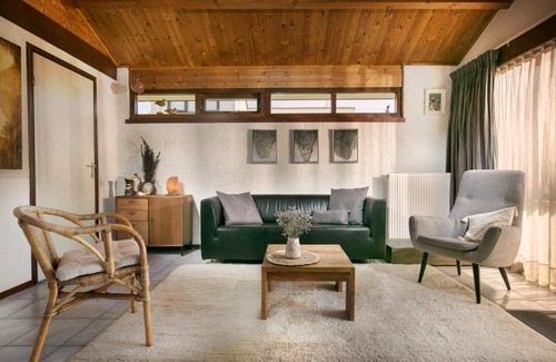 Egmond aan den Hoef Apartment | 'Solaris' is a ground floor detached holiday bungalow on a small and quiet park called 'De Zandschuyt'.