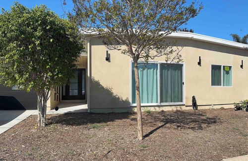 Bay Ho House | Soleil: a mid-century modern beach vibe
