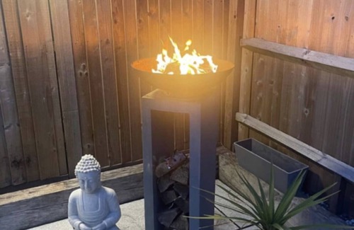 Portsmouth House | Solent Heights Modern Luxury with Hot Tub & Garden Sleeps 8