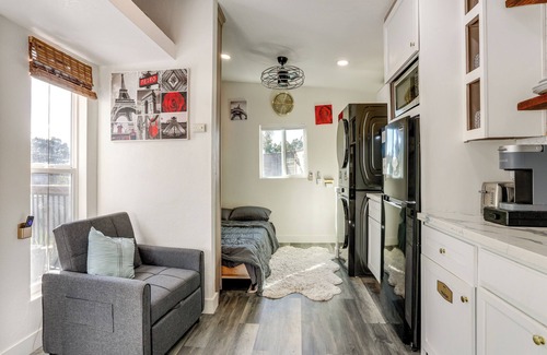 Rio Linda Apartment | Solo Escape w/Hot Tub! 10 Mi to Dtwn Sacramento