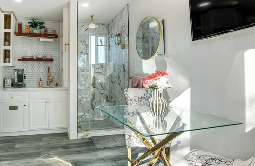 Rio Linda Apartment | Solo Escape w/Hot Tub! 10 Mi to Dtwn Sacramento