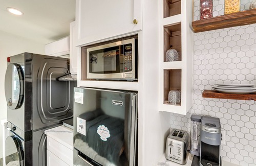 Rio Linda Apartment | Solo Escape w/Hot Tub! 10 Mi to Dtwn Sacramento