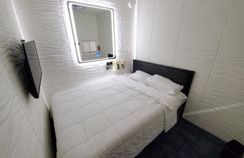 South Loop Hotel | Solo Explorer’s Nest | Walk to Museums & Parks