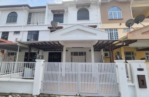 Downtown George Town House | Solok Burma Vacation Home @ Gurney Penang