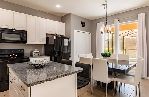 Loughman House | Solterra 6BR, 4 enSuites, Pool & Game Room