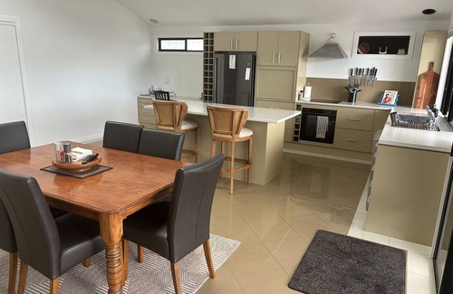 Somerset Dam House | Somer Get Away