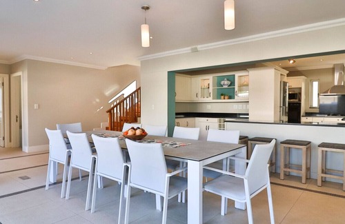 Voelklip House | Somer Sout | Contemporary Villa with Splash Pool, Pizza Oven & Mountain Views near Langbaai