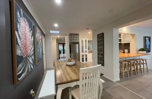 Somerset Dam House | Somerset Dam Retreat - Relax & unwind. Sleeps 10