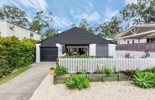 Somerset Dam House | Somerset Dam Retreat - Relax & unwind. Sleeps 10