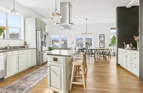 Saugerties House | SonAra Retreat - Hot tub, pool, amazing mountain views, plus many amenities!n