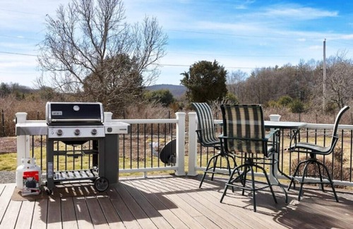 Saugerties House | SonAra Retreat - Hot tub, pool, amazing mountain views, plus many amenities!n